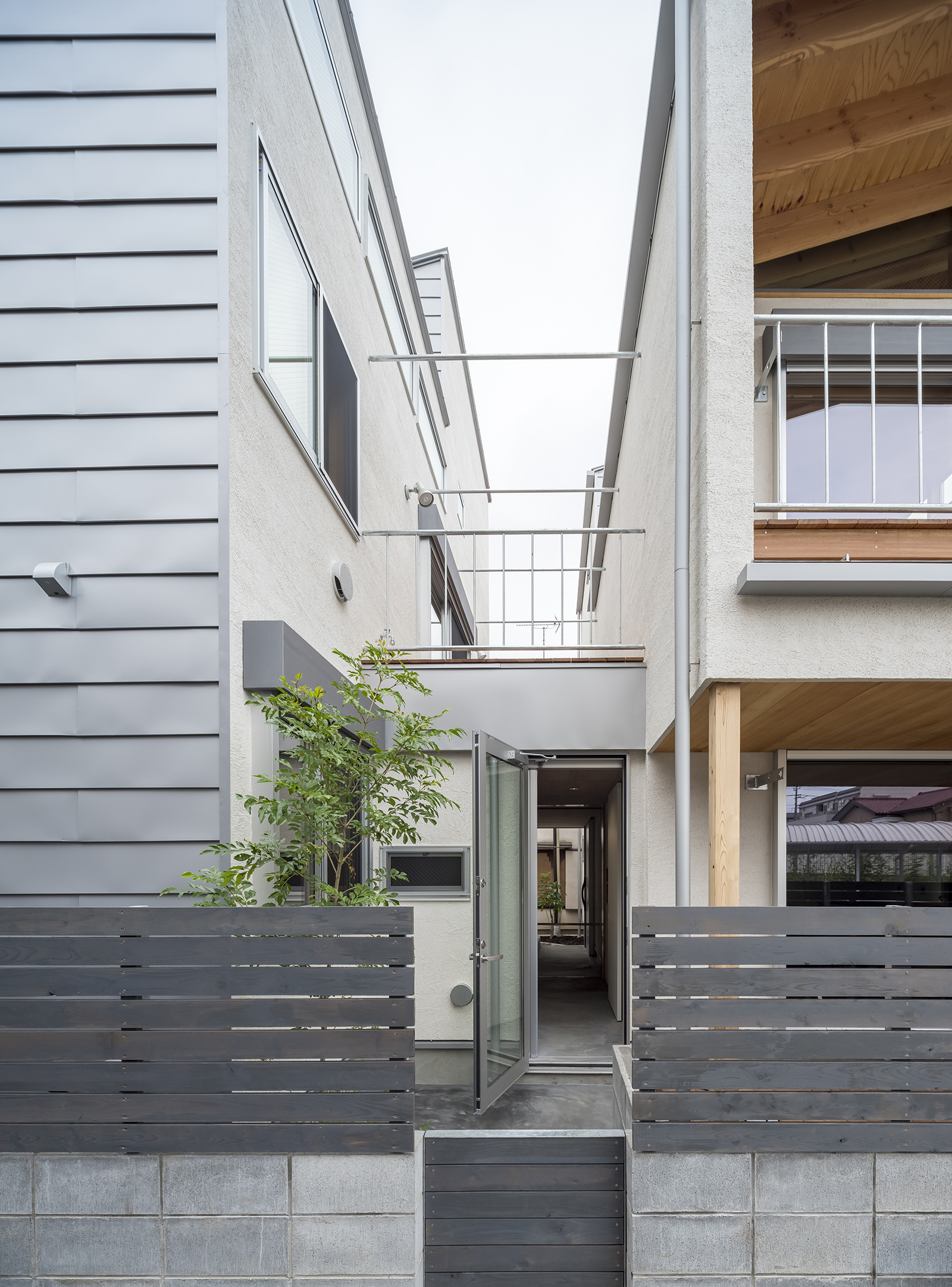 ひとつの建物、2棟の家、三世帯住宅 画像