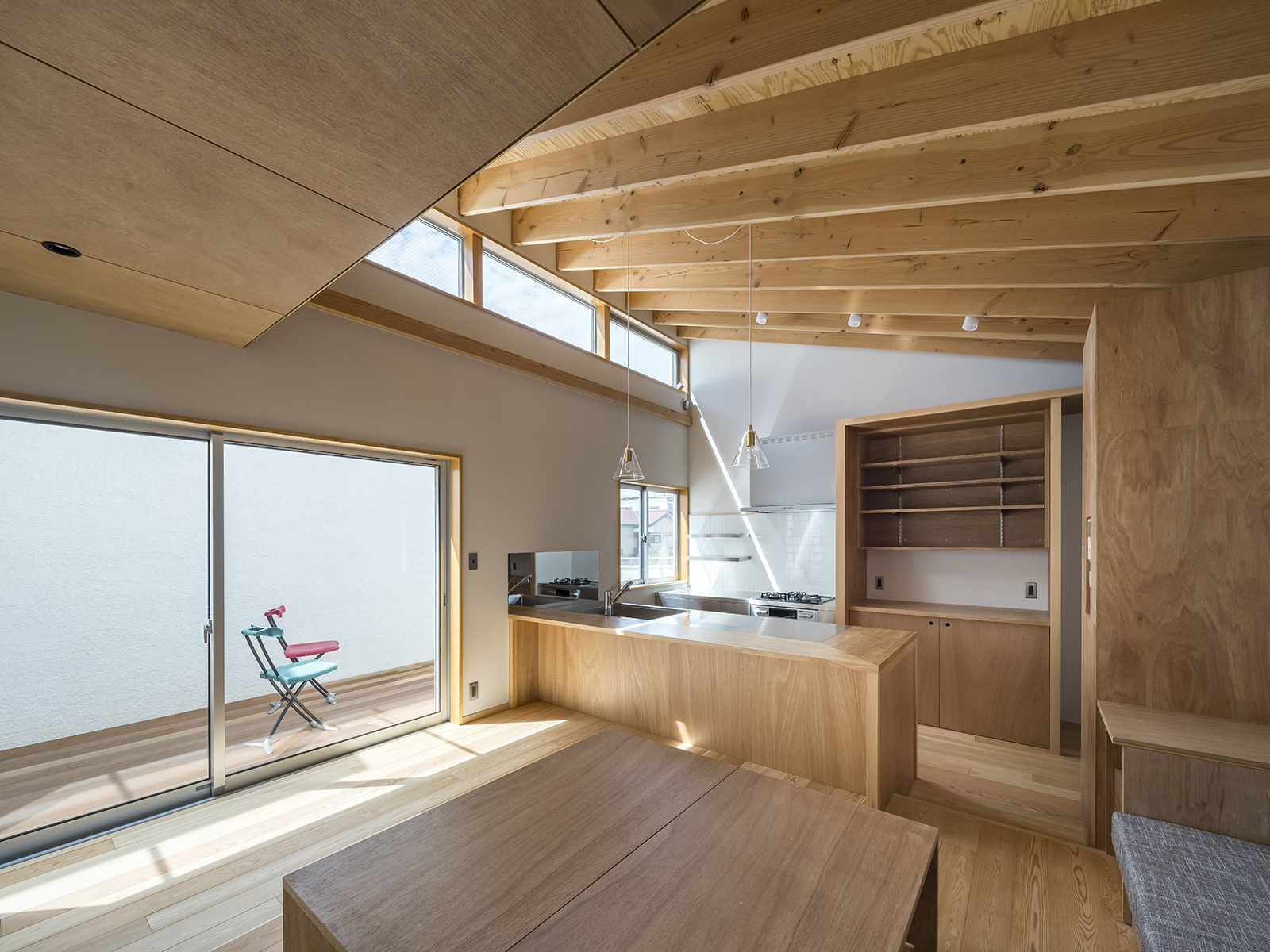 ひとつの建物、2棟の家、三世帯住宅 画像