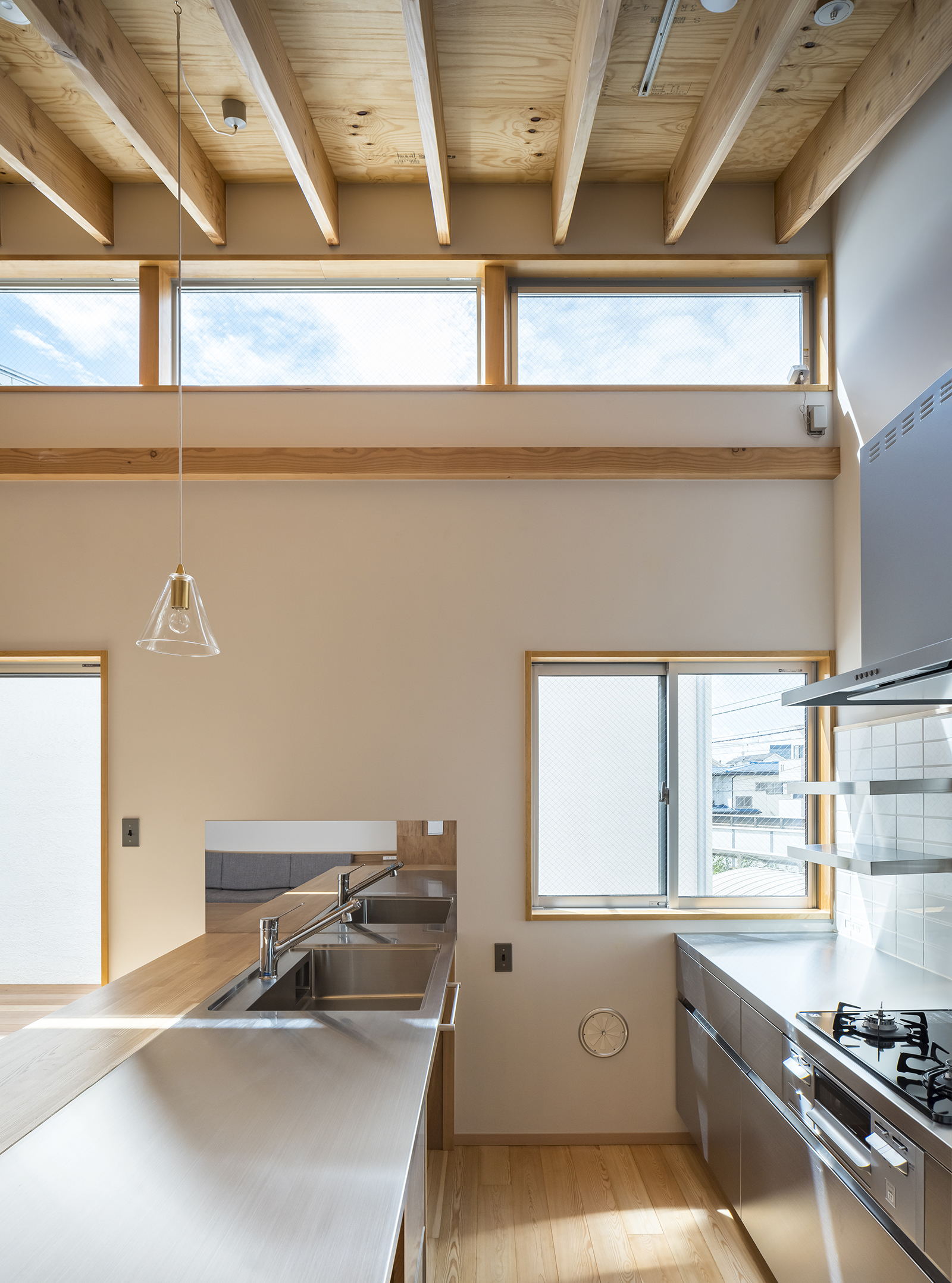 ひとつの建物、2棟の家、三世帯住宅 画像