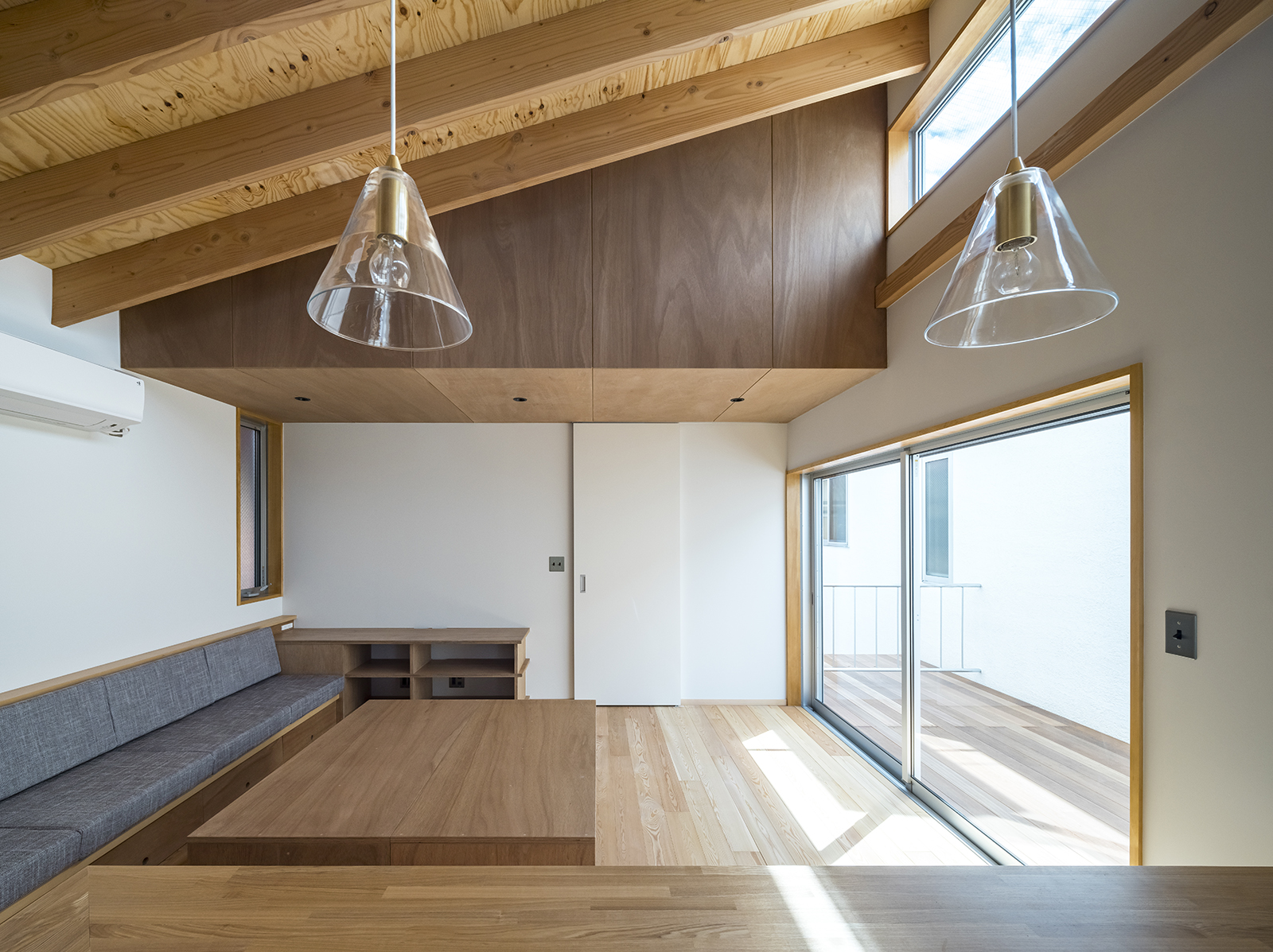 ひとつの建物、2棟の家、三世帯住宅 画像