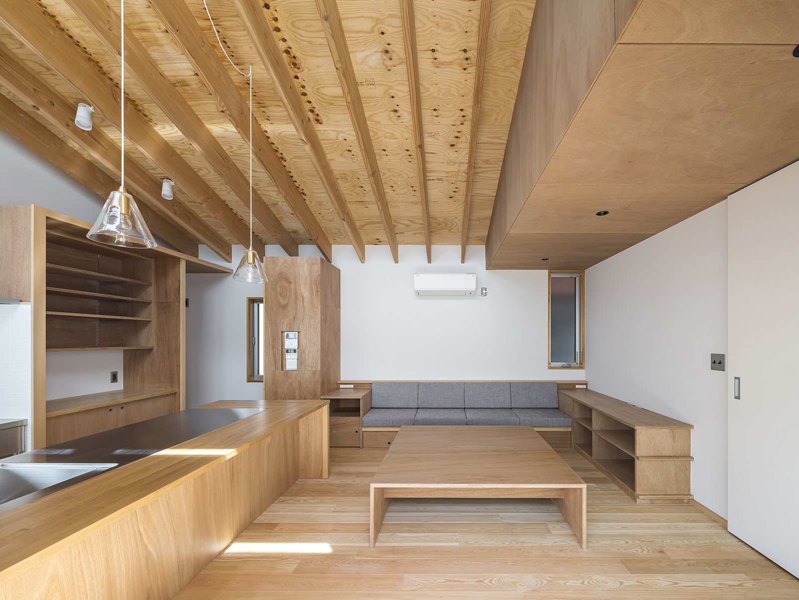 ひとつの建物、2棟の家、三世帯住宅 画像