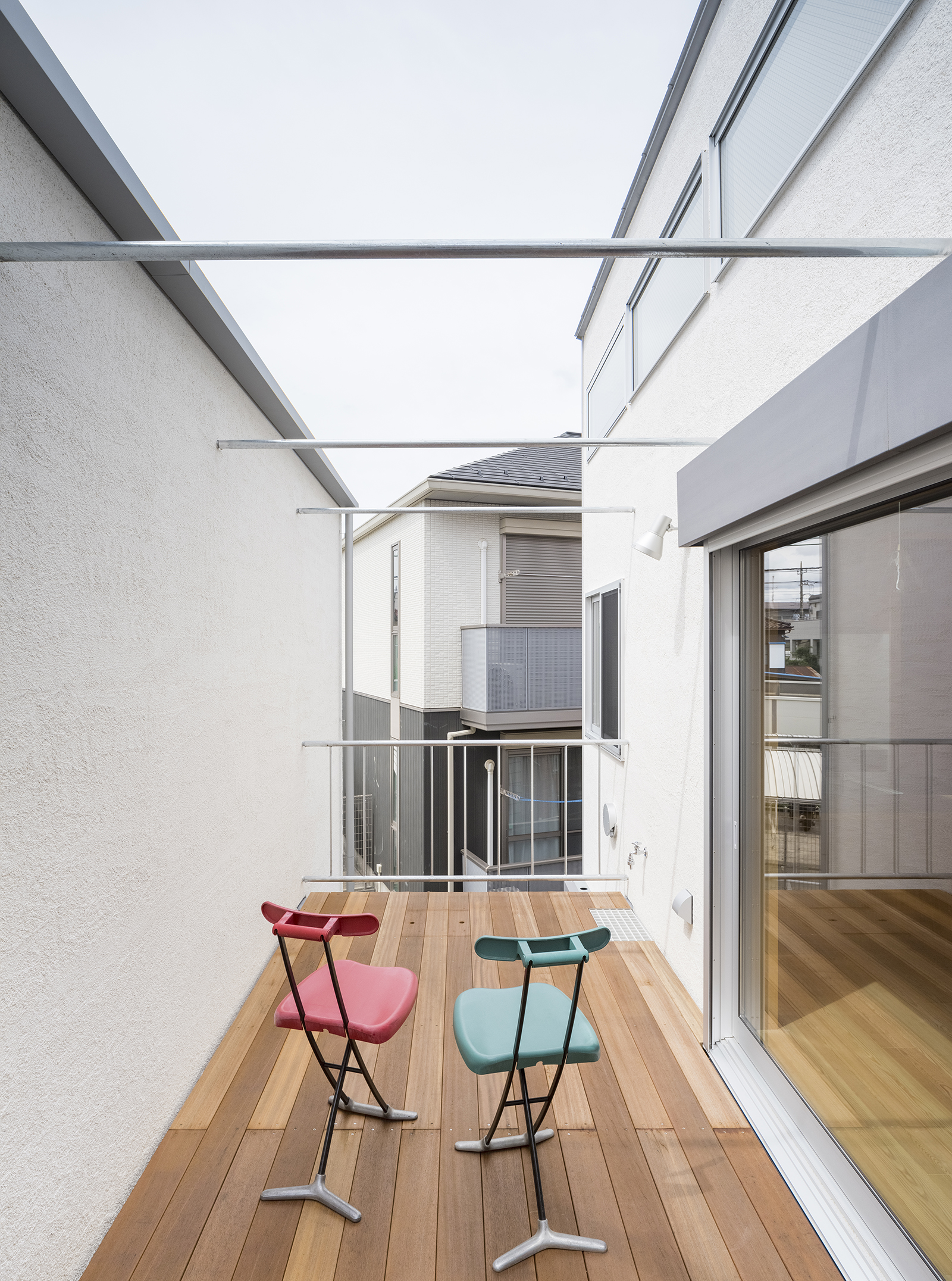 ひとつの建物、2棟の家、三世帯住宅 画像