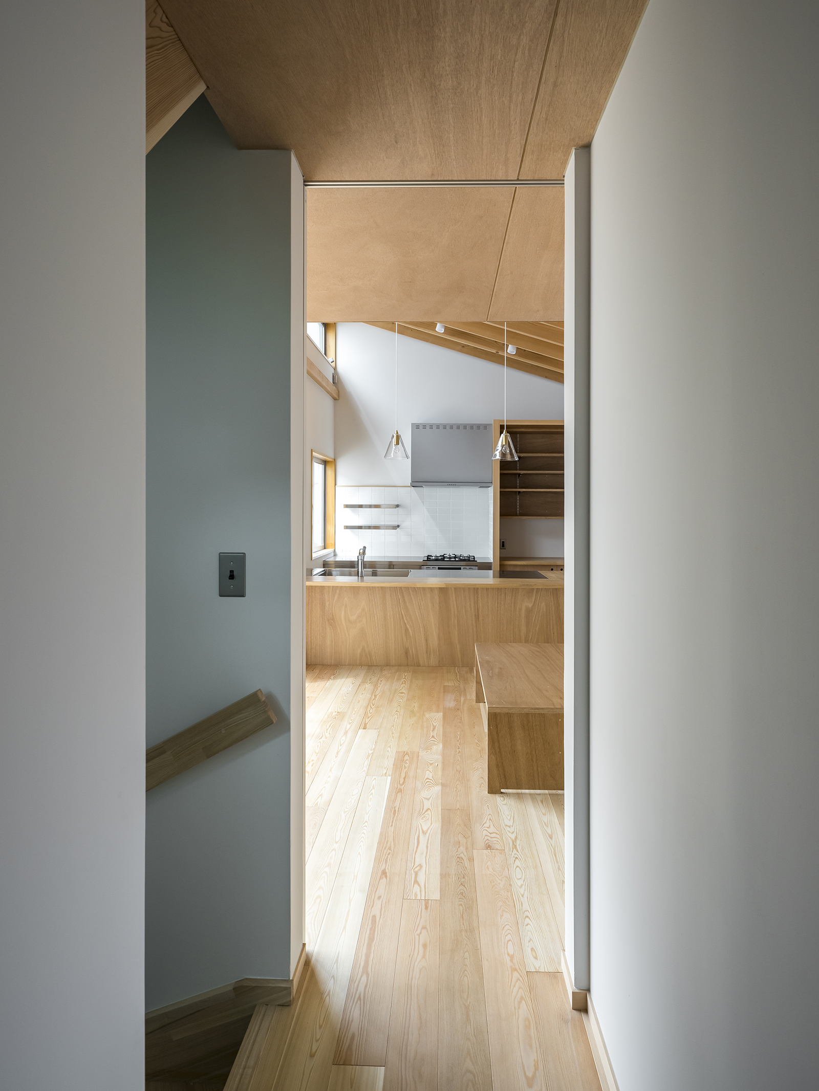 ひとつの建物、2棟の家、三世帯住宅 画像