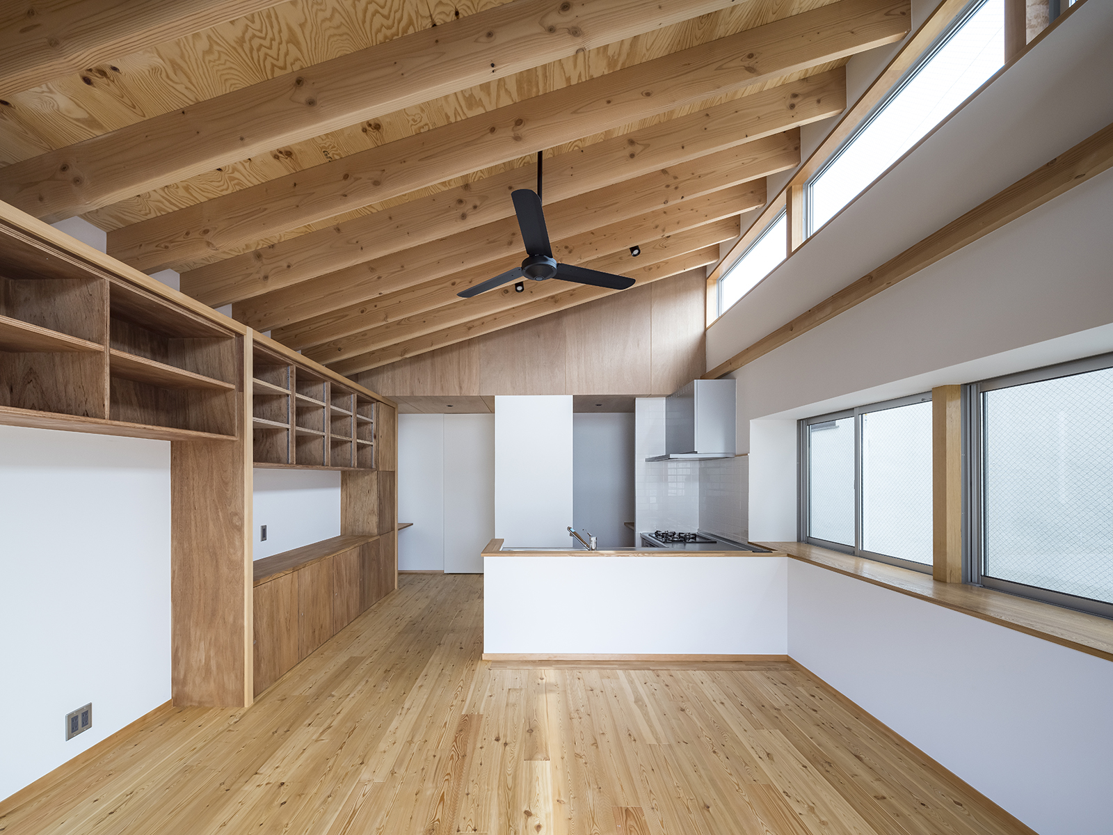 ひとつの建物、2棟の家、三世帯住宅 画像