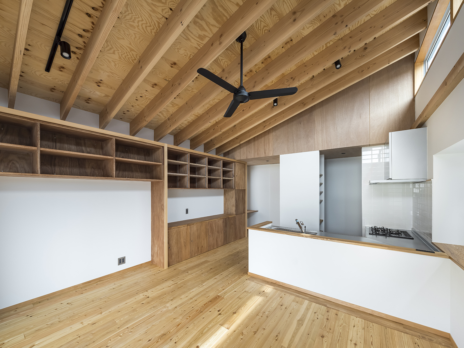 ひとつの建物、2棟の家、三世帯住宅 画像