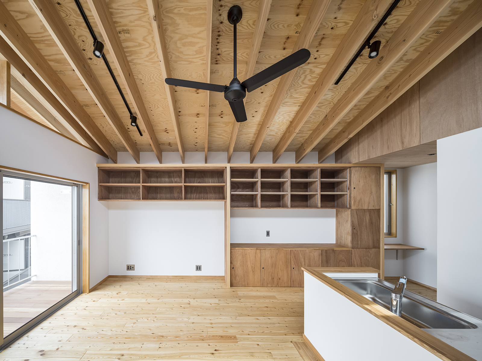 ひとつの建物、2棟の家、三世帯住宅 画像