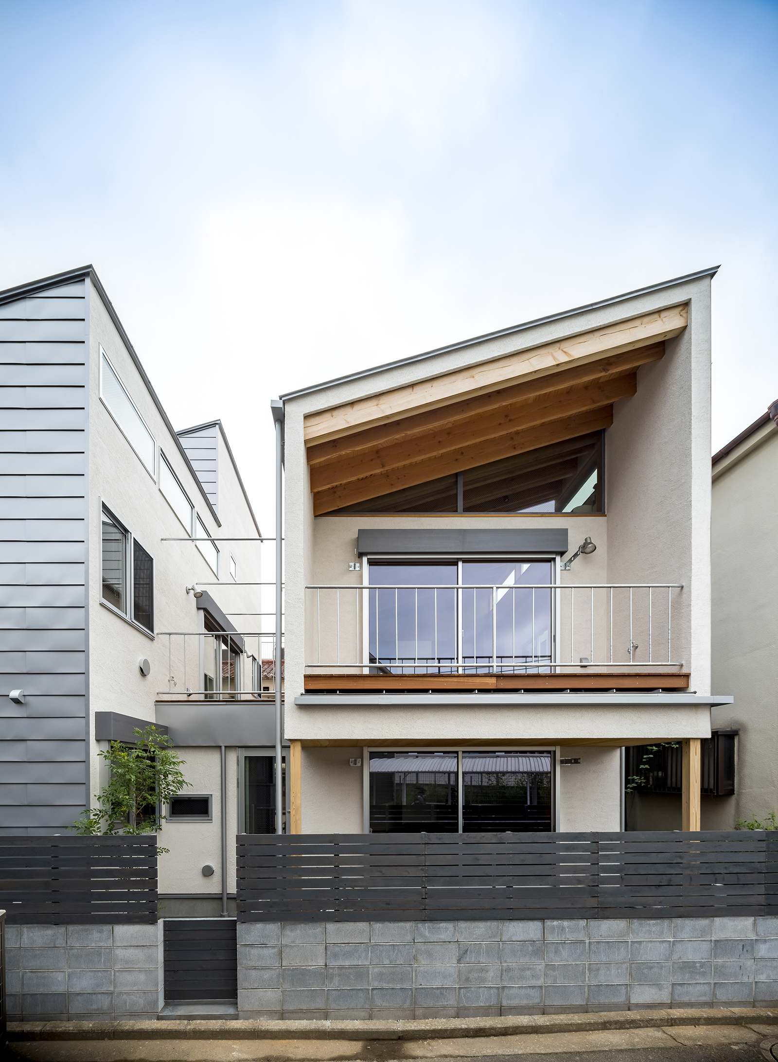 ひとつの建物、2棟の家、三世帯住宅 画像