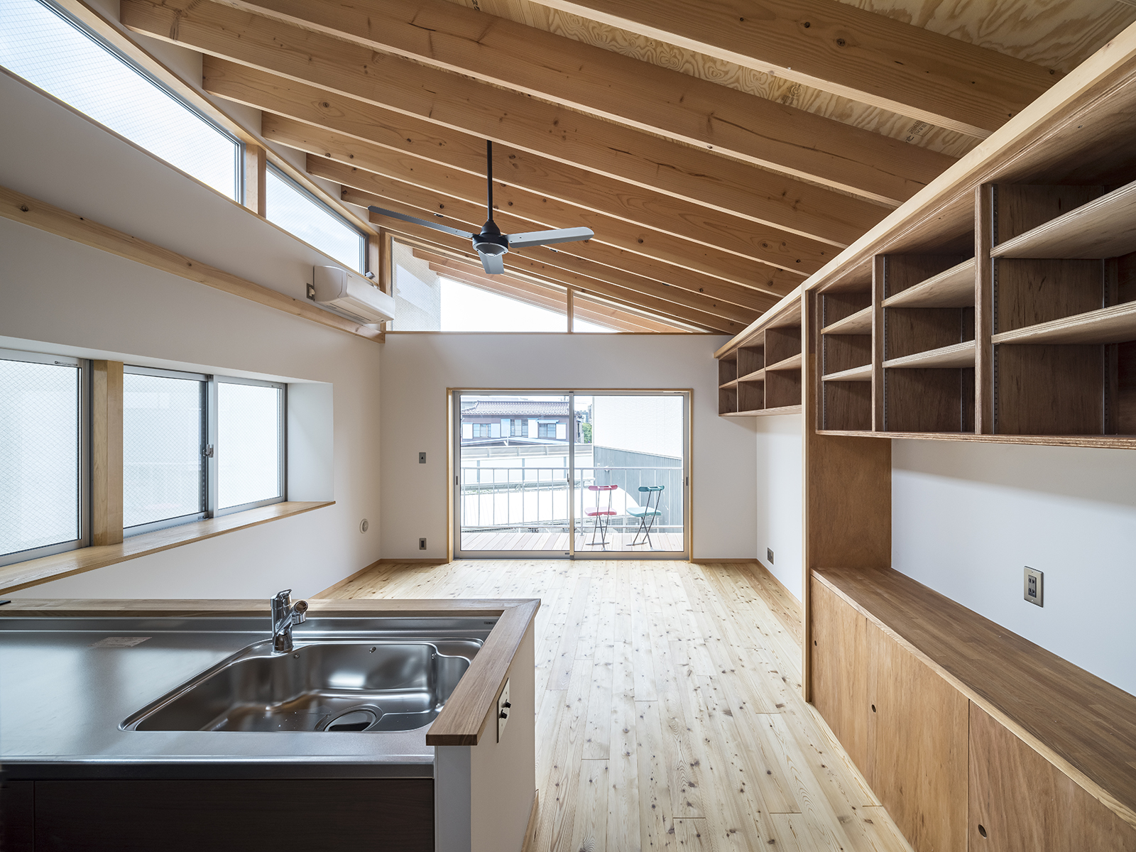 ひとつの建物、2棟の家、三世帯住宅 画像