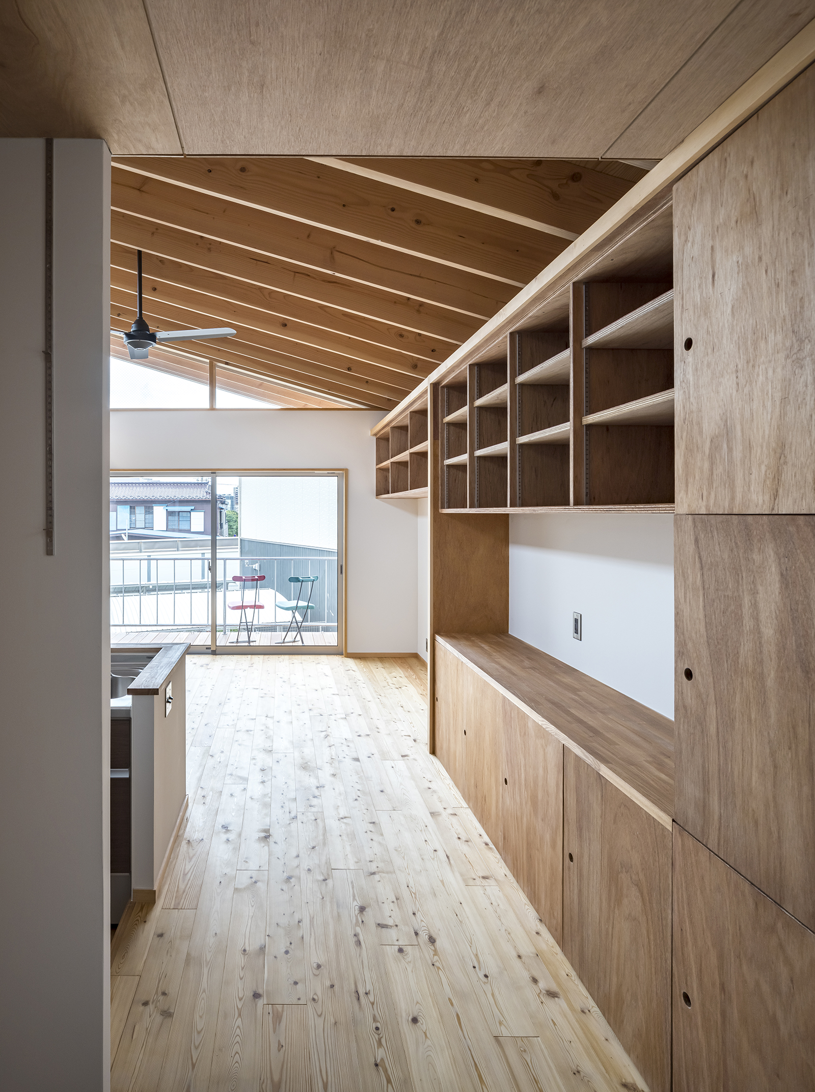 ひとつの建物、2棟の家、三世帯住宅 画像