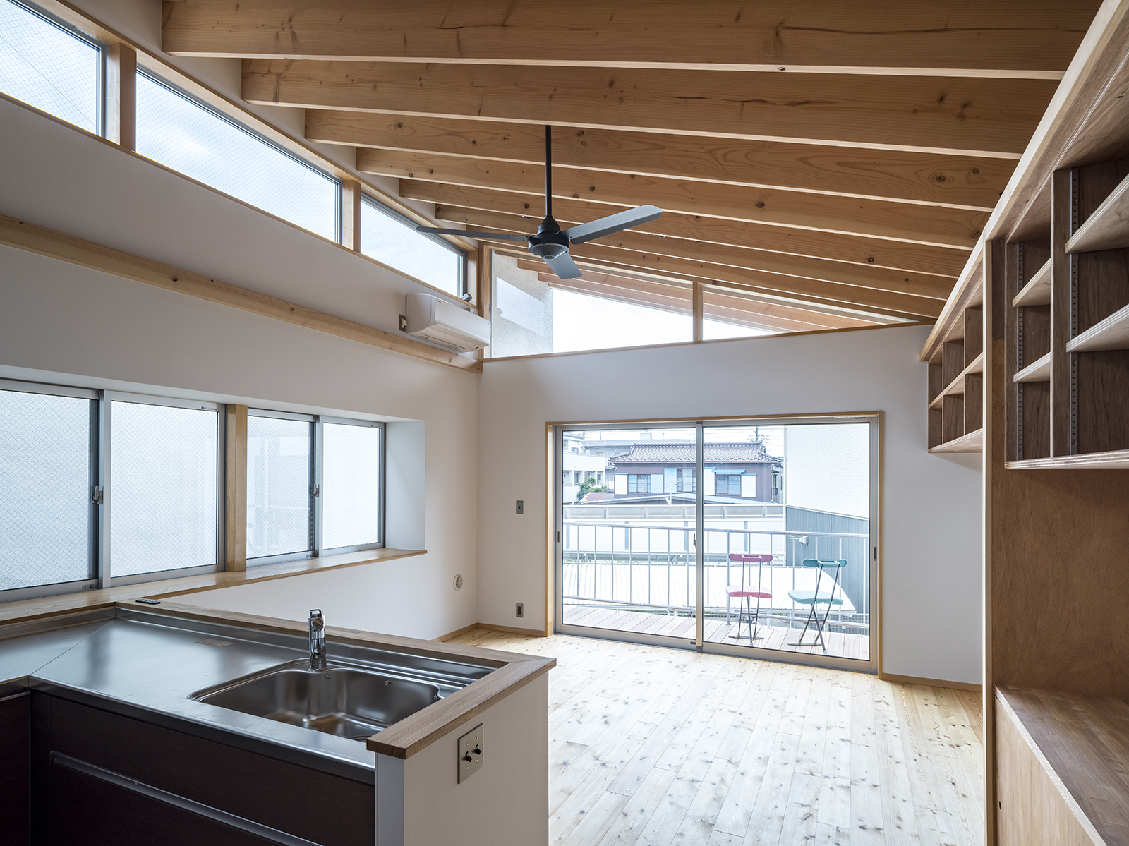 ひとつの建物、2棟の家、三世帯住宅 画像