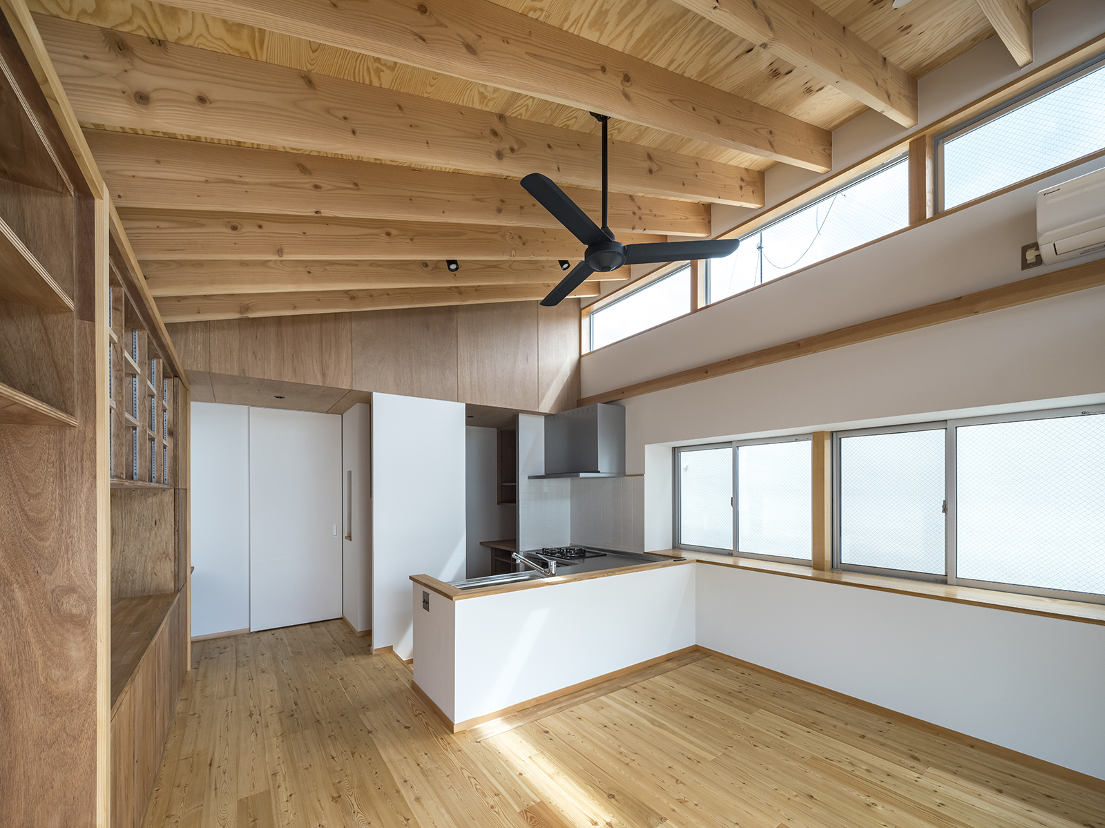 ひとつの建物、2棟の家、三世帯住宅 画像