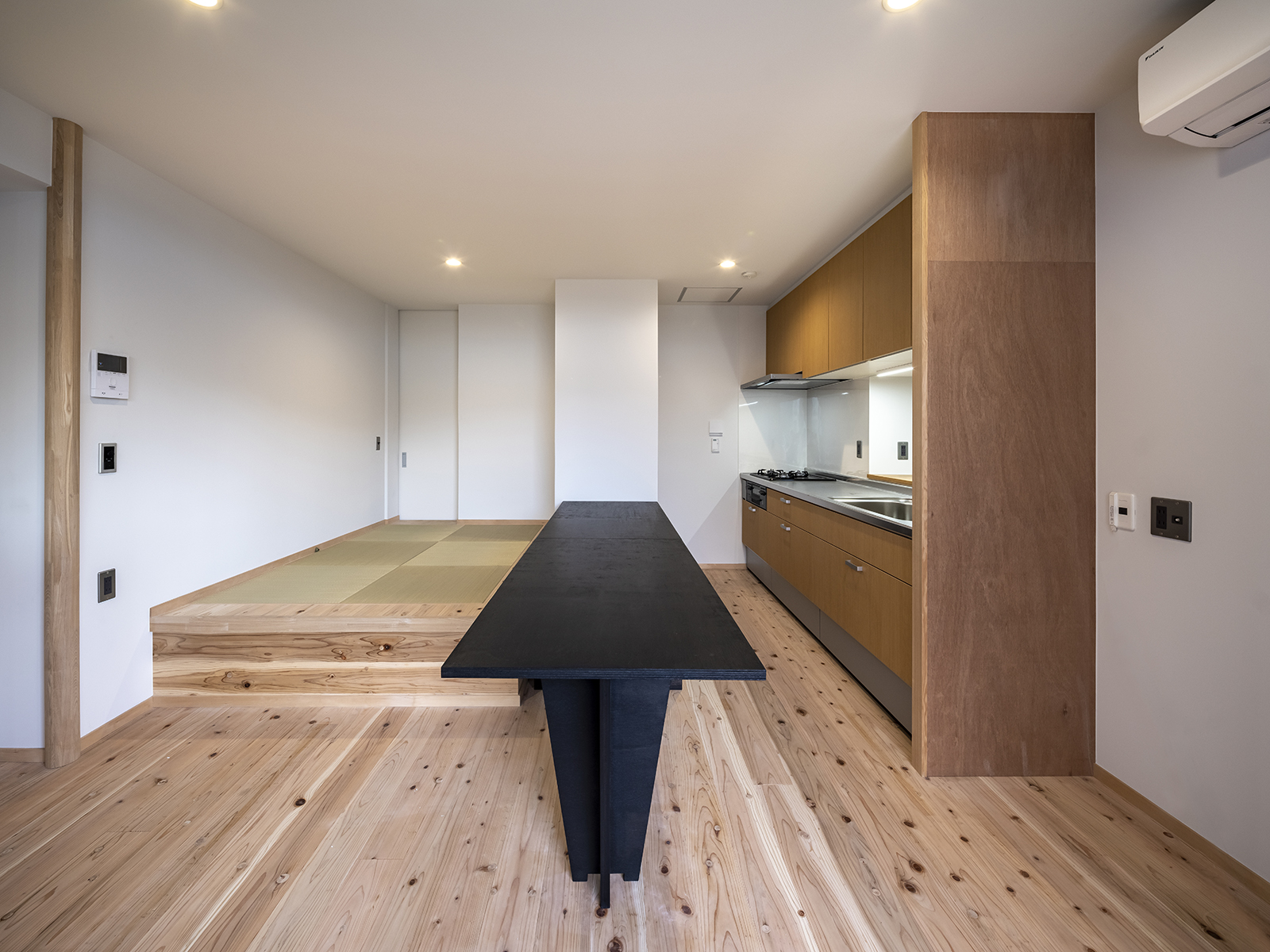 ひとつの建物、2棟の家、三世帯住宅 画像