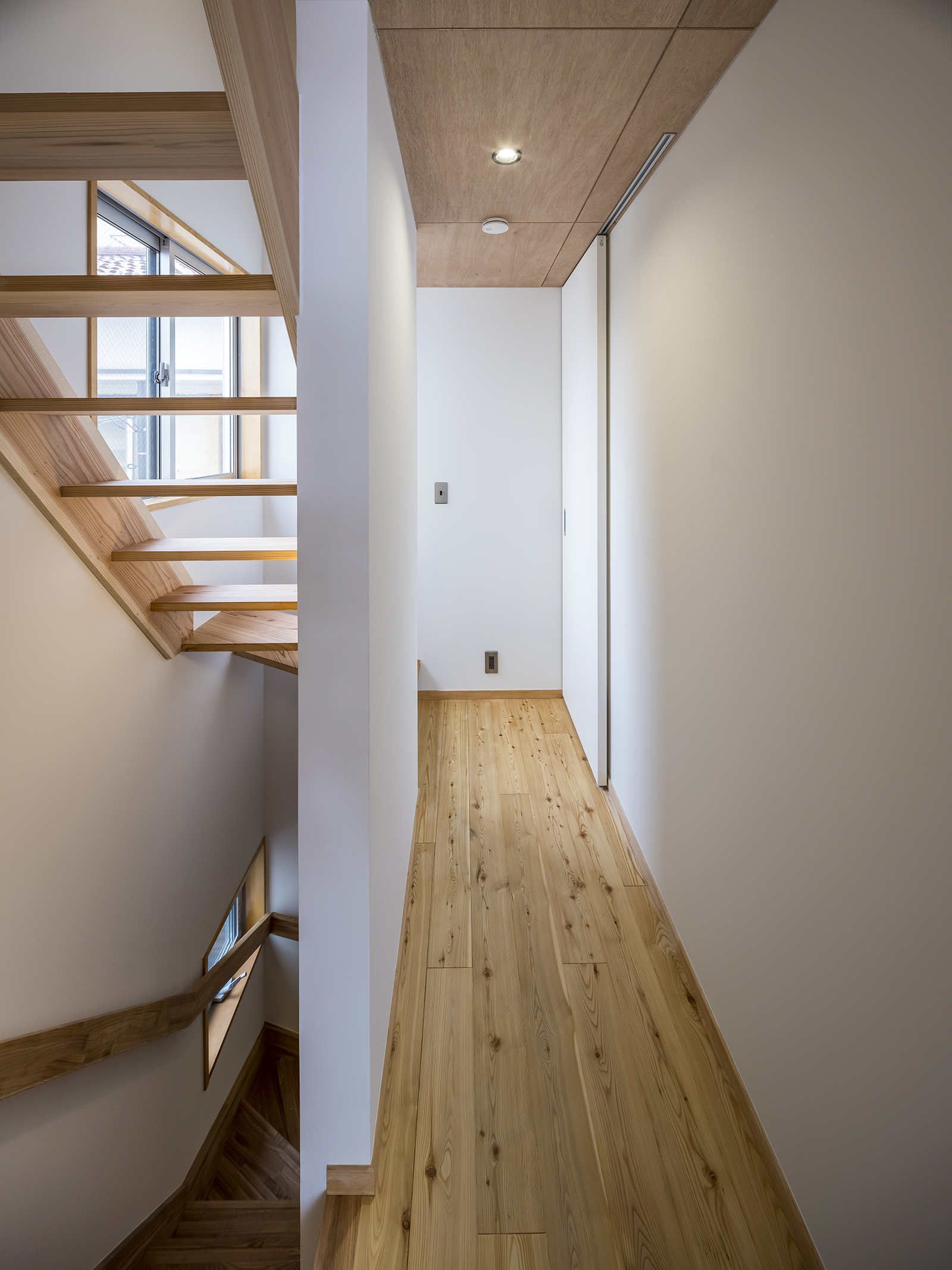 ひとつの建物、2棟の家、三世帯住宅 画像