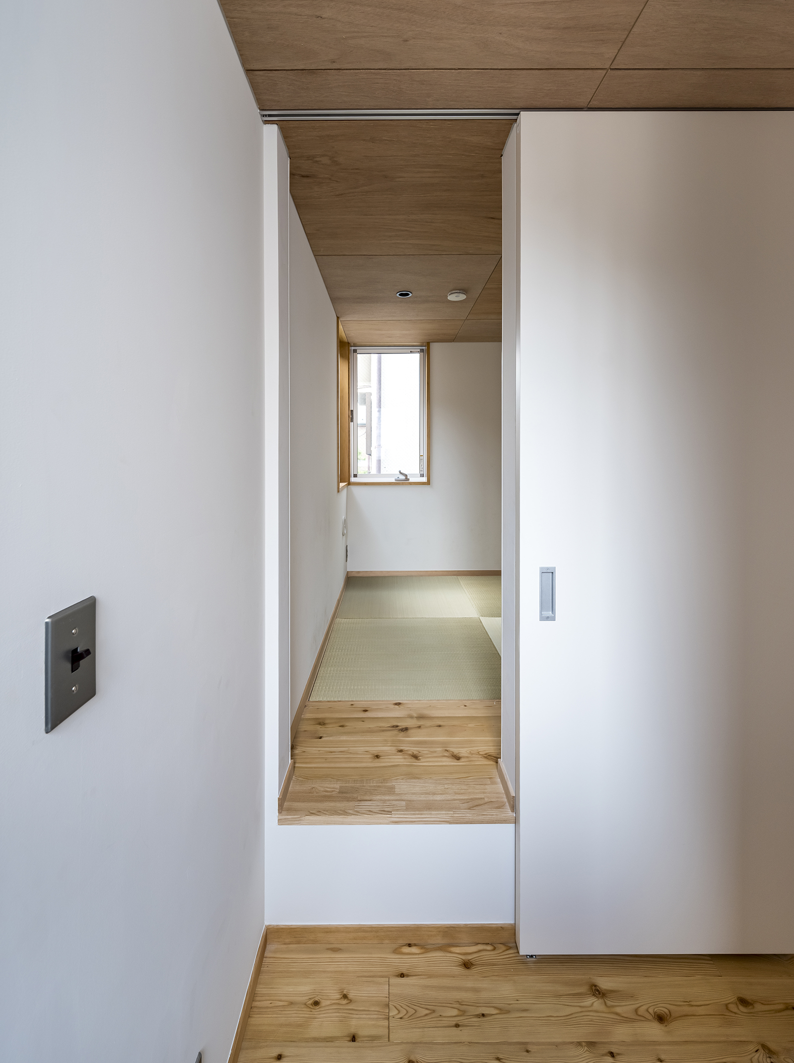 ひとつの建物、2棟の家、三世帯住宅 画像