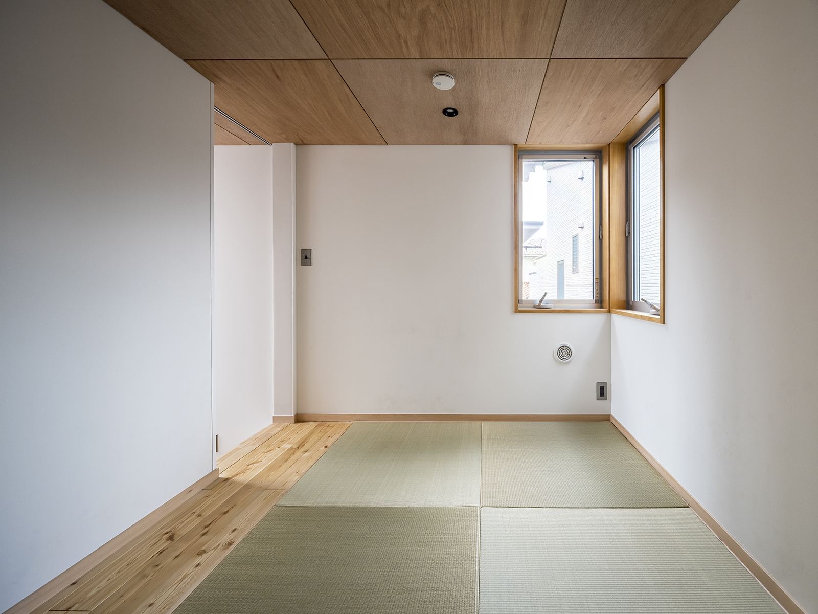 ひとつの建物、2棟の家、三世帯住宅 画像