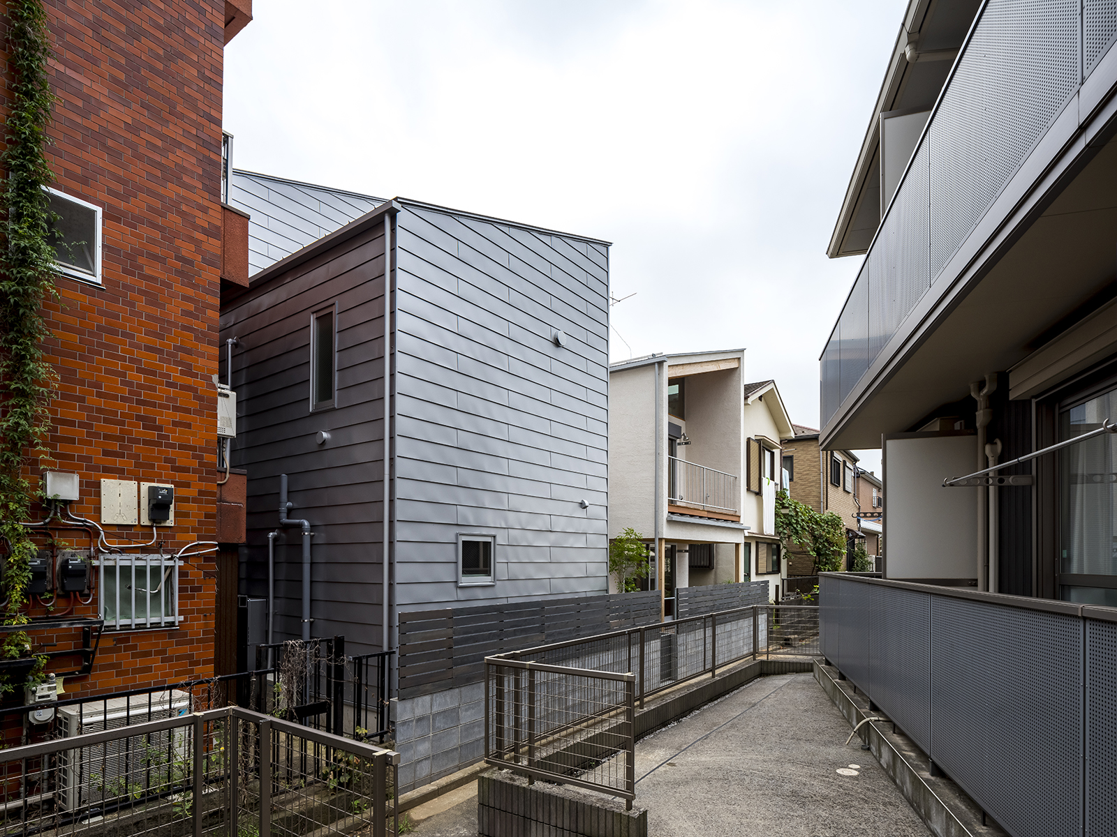 ひとつの建物、2棟の家、三世帯住宅 画像