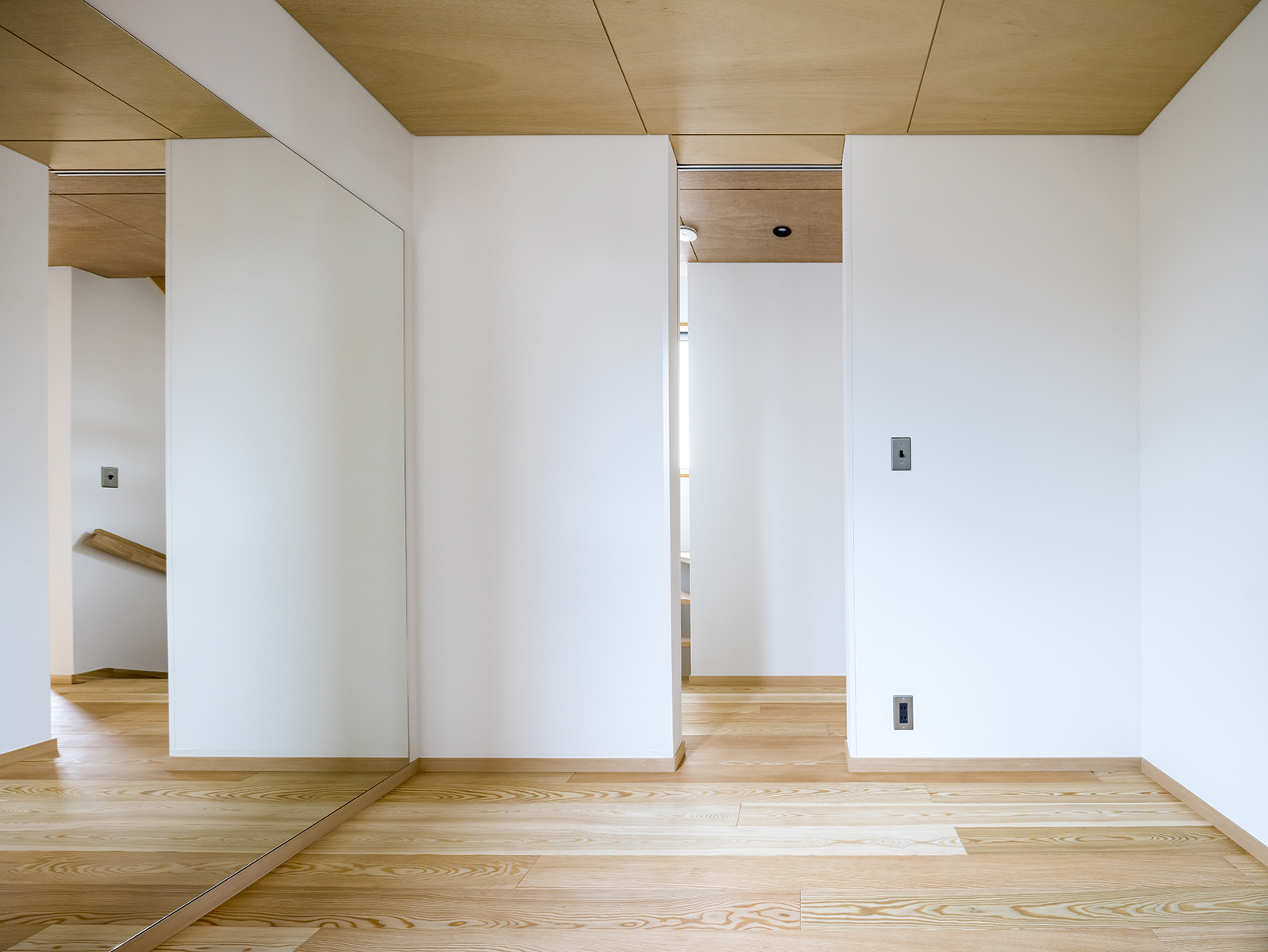 ひとつの建物、2棟の家、三世帯住宅 画像