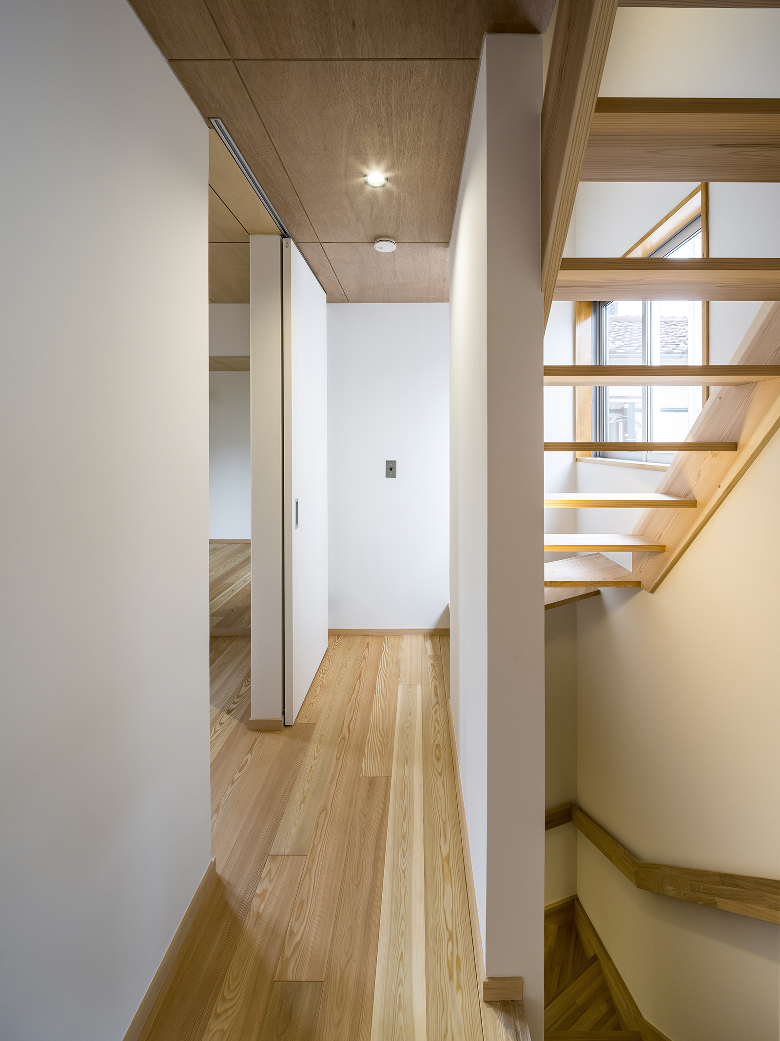 ひとつの建物、2棟の家、三世帯住宅 画像