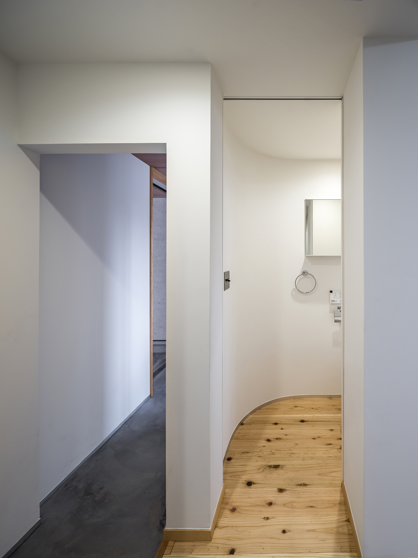 ひとつの建物、2棟の家、三世帯住宅 画像