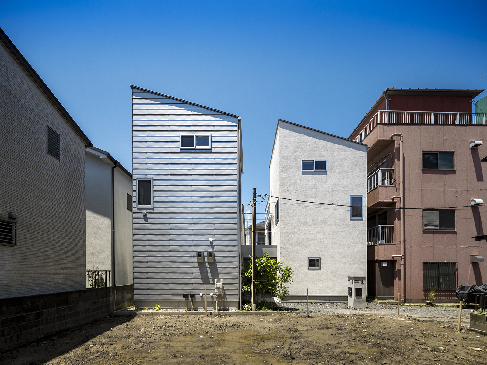 ひとつの建物、2棟の家、三世帯住宅 画像