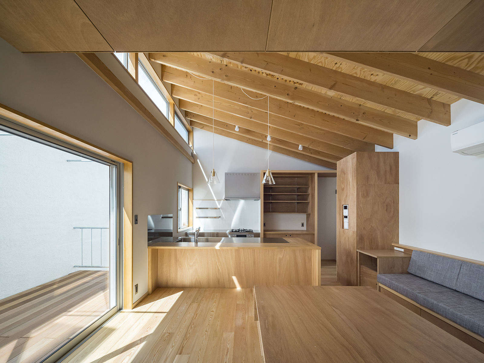 ひとつの建物、2棟の家、三世帯住宅 画像