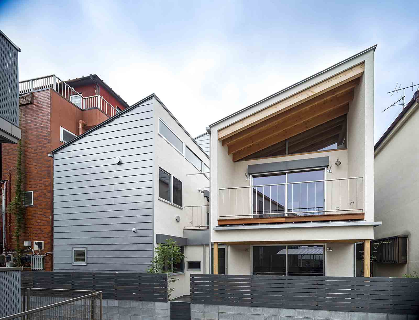 ひとつの建物、2棟の家、三世帯住宅 画像